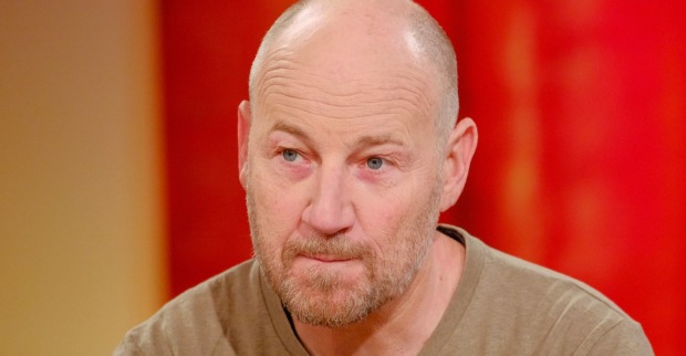 Roland Düringer mit ernstem Gesichtsausdruck