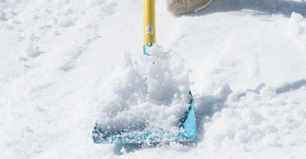 Schneeschaufel schaufelt Schnee
