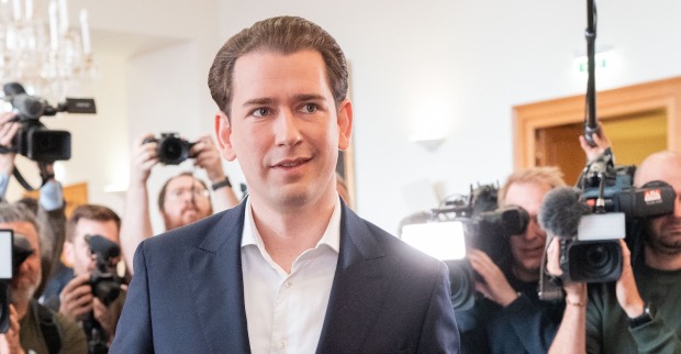 Sebastian Kurz steht im Anzug vor laufenden Kameras und Fotografen, umgeben von Pressevertretern bei einem öffentlichen Auftritt nach seinem Freispruch