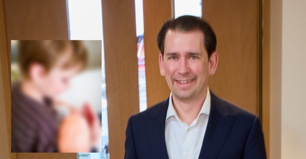 Sebastian Kurz lächelt im Anzug; eingeblendet ein unscharfes Bild, das vermutlich seinen Sohn Konstantin zeigt, wie er behutsam das Neugeborene Valentin hält.
