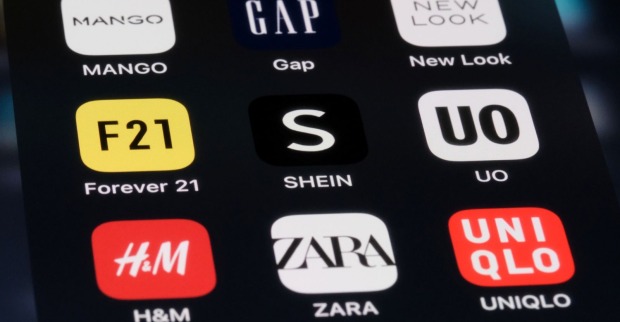 Bildschirm mit Apps: Mango, Gap, New Look, Forever 21, SHEIN, UO, H&amp;M, Zara, Uniqlo