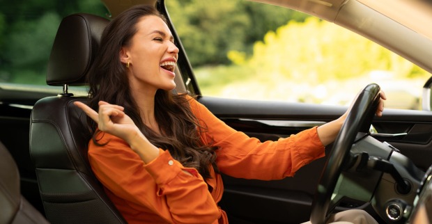 Frau singt im Auto | Credit: iStock.com/Olena Miroshnichenko