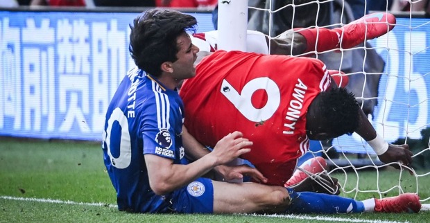 Taiwo Awoniyi (C) and Leicester City's Argentinian midfielder #40 Facundo Buonanotte (L)