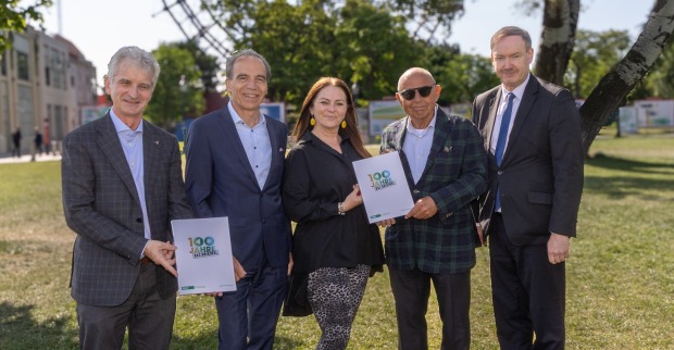 Vertreter des Verbands der Markenartikelindustrie und Partner  auf der Kaiserwiese vor dem Wiener Riesenrad