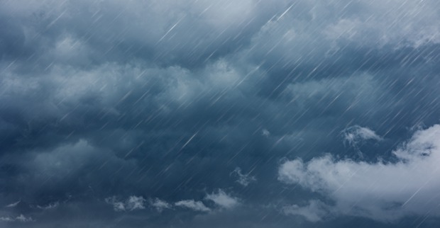 Dunkle Gewitterwolken mit starkem Regenfall – drohendes Unwetter mit Hagel über Österreich.