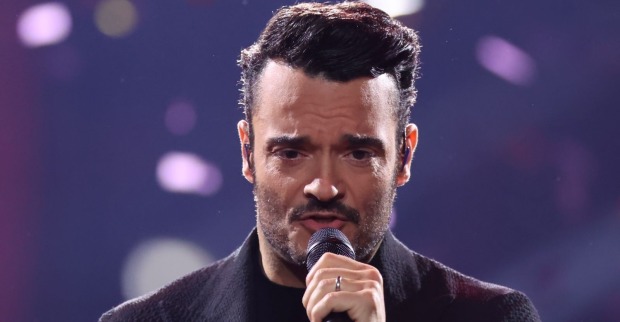 Giovanni Zarrella singt ins Mikrophon.