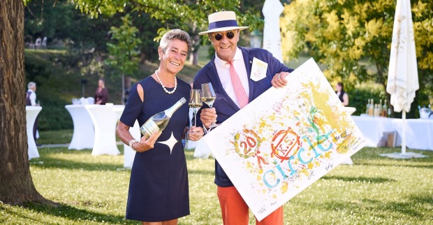 Porträt stehend mit gemalten Schild und Magnum Flasche