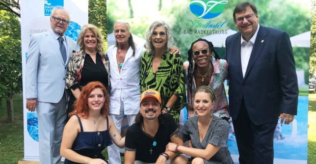 Mehrere Menschen posieren gemeinsam für ein Foto
