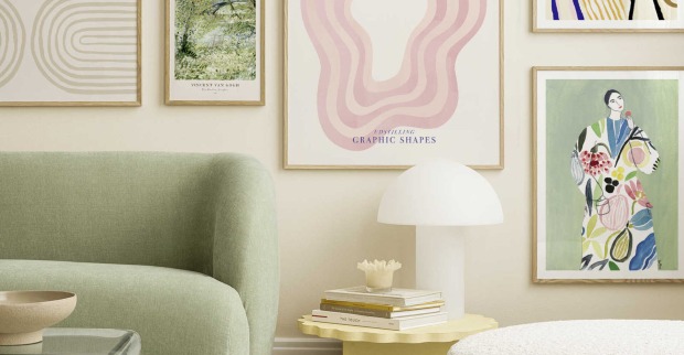 Bunte Poster in einem Wohnzimmer