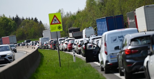 Stau auf der Westautobahn auf der Höhe Wallersee