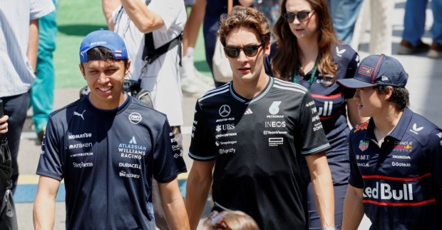 Alexander Albon, George Russell und Yuki Tsunoda marschieren durch das Paddock in Barcelona