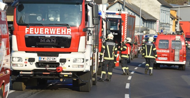 Mehrere Feuerwehrautos bei einem Einsatz.