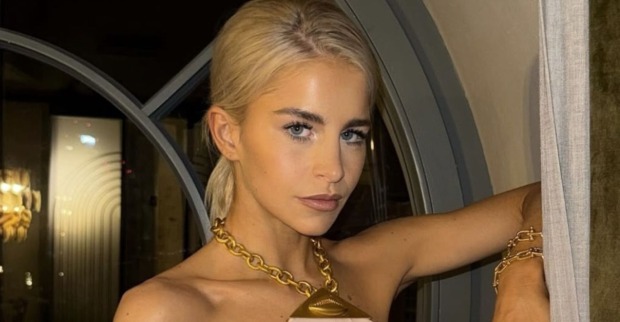 Influencerin Caro Daur blickt ernst in die Kamera