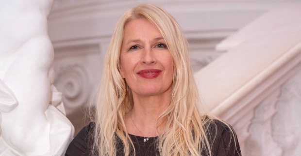Claudia Stöckl lächelt in eleganter Robe