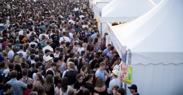 Beuscherinnen und Besucher des Donauinselfestes vor einem Getränkezelt