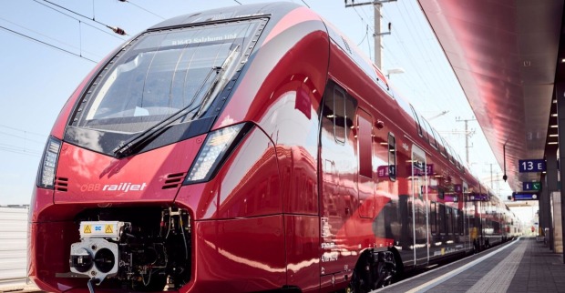 Zuggarnitur der Firma Stadler "Doppelstock-Railjet" am Wiener Hauptbahnhof