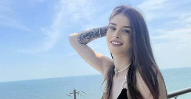 Teodora Marcu lächelt und fasst sich ins Haar