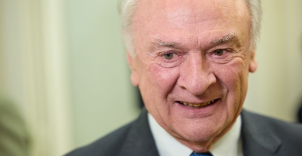 Porträt von Erwin Pröll, älterer Mann im Anzug, lächelnd, nach vorn blickend.