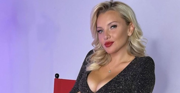 Evelyn Burdecki mit Lippenstift und Locken.
