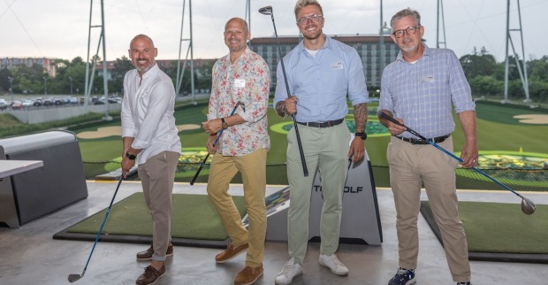 Vier Männer mit Golfschlägern