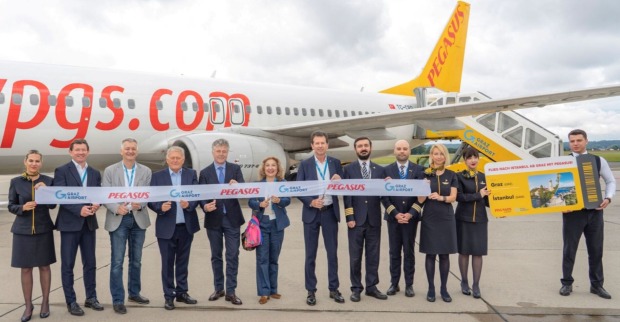 Vertreter von Pegasus Airlines am Flughafen in Graz