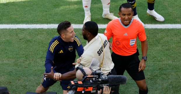 Spieler von Security zurückgehalten