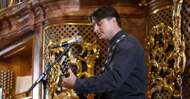 Andreas Gabalier in der Kirche am Mikrophon