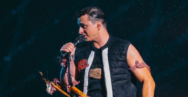 Andreas Gabalier mit Mikrophon