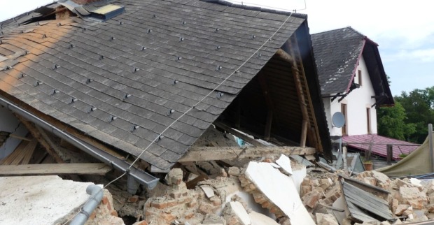 Eingestürztes Dach und Trümmerhaufen nach einer Gasexplosion in einem Wohnhaus in Graz-Mariatrost.