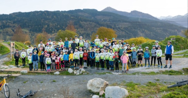 Trainer und Helfer mit den engagierten und motivierten Kids beim Mountainbike-Training in der Bike Base Bruck.