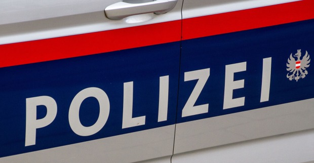 Einsatzfahrzeug mit der Aufschrift „Polizei“ auf der Fahrerseite