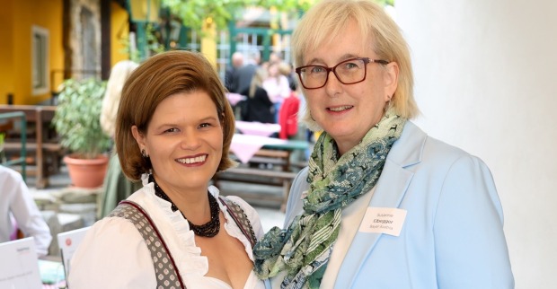 Dame im Dirndl und Dame in hellblauer Jacke mit Sommerschal