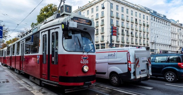 Alte Straßenbahn im Umlauf in Wien am Ring