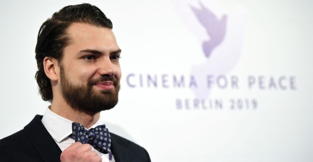 Schauspieler Jimi Blue Ochsenknecht mit Smoking und Fliege