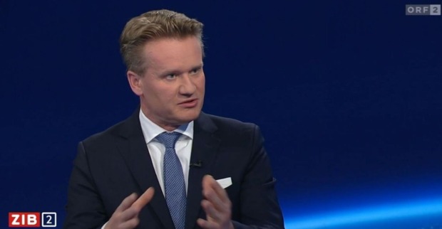 Georg Knill im ZIB2-Studio bei einem Interview, spricht mit Gestik über Reformbedarf und Pensionsalter.