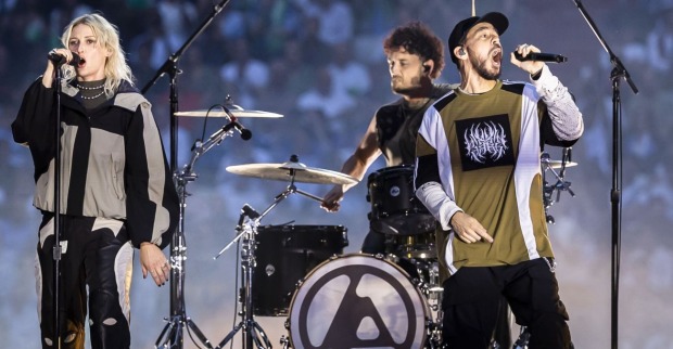 Emily Armstrong, Colin Brittian und Mike Shinoda von Linkin Park während der Performance in der Münchner Allianz Arena anlässlich des Champion League Finales