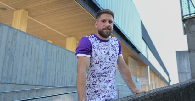 Marinko Sorda präsentiert stolz das neue Auswärtstrikot – ganz in Weiß mit violetten Akzenten.