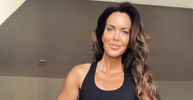 Martina Reuter in  einem schwarzen Top