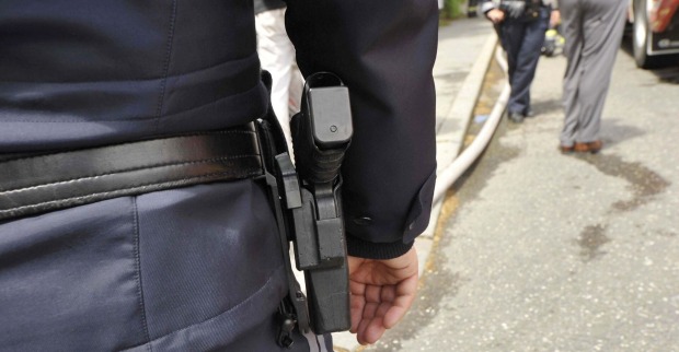 Polizist mit seiner Dienstwaffe