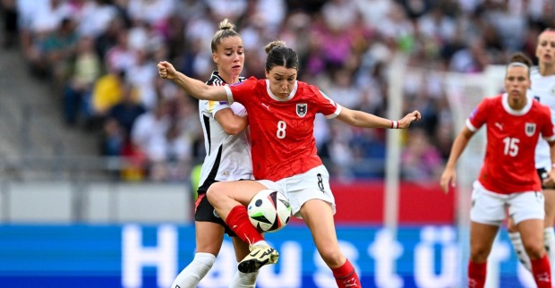 Oesterreich am 16.07.2024 in der Heinz von Heiden Arena in Hannover.Giulia Gwinn (Deutschland) im Zweikampf gegen Barbara Dunst (Oesterreich)