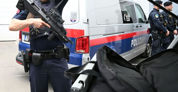 Schwer bewaffnete Polizei beim Einsatz in der Steiermark – Einsatzkräfte der Polizei rücken mit Sturmgewehr und Schutzausrüstung an. Im Hintergrund: ein Polizeibus der Cobra-Einheit. Die Lage an den Schulen in Stainz wurde nach einer Amokdrohung sehr ernst genommen.