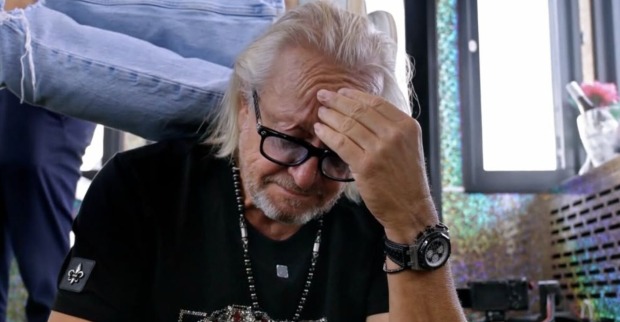 Robert Geiss mit Hand auf Stirn