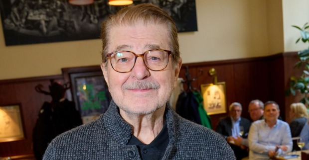 Erwin Steinhauer mit Brille und grauer Strickjacke