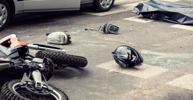Ein Motorrad liegt nach einem Unfall auf der Straße.