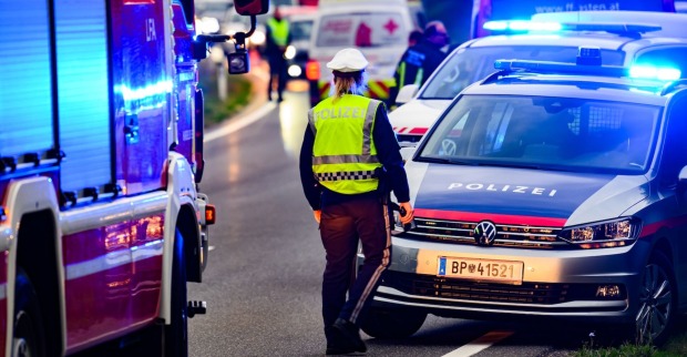 Feuerwehr, Polizei und Notarzt an einem Unfallort.