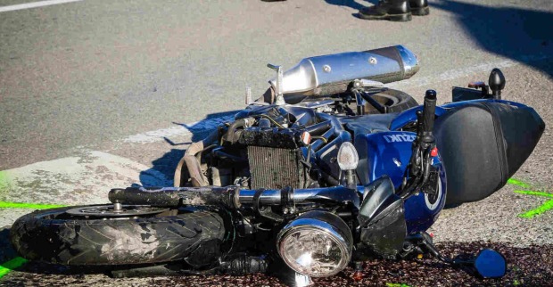 Motorrad liegt auf der Straße und ist kaputt