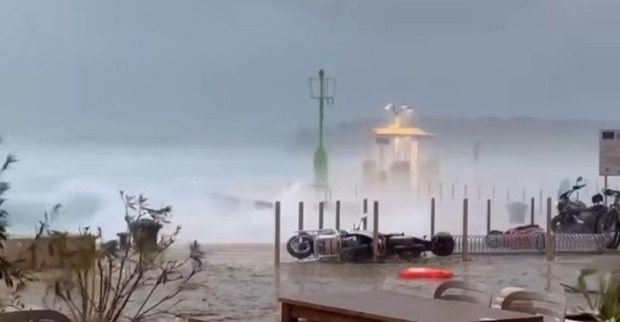 Aufnahme der Unwetter in Kroatien, Überschwemmungen und umgestürzte Motorräder