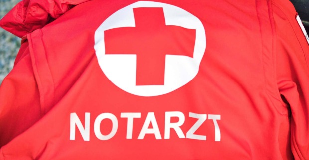 Rot-weiße Jacke mit Schriftzug