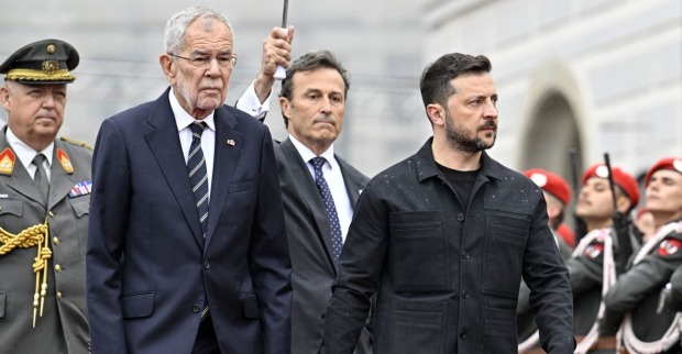 Bundespräsident Alexander Van der Bellen und der ukrainische Präsident Wolodymyr Selenskyj am Montag, 16. Juni 2025 beim Empfang vor der Hofburg