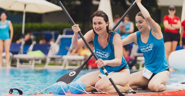 Zwei Frauen auf einem Paddleboard